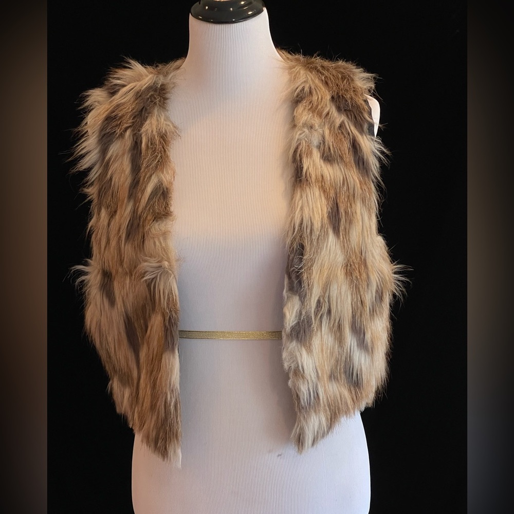 Faux fur vest, New, With Tags, size M by Love Tree